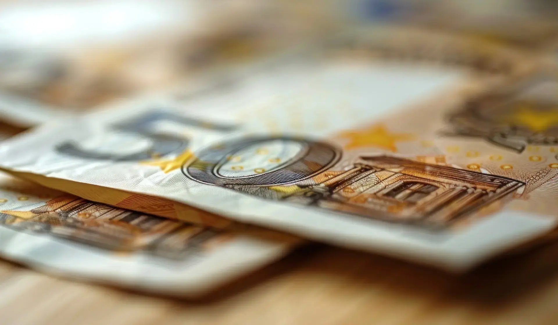 Detailaufnahme von 50-Euro-Geldscheinen – Symbolbild für tariflichen Mindestlohn im Bauhauptgewerbe