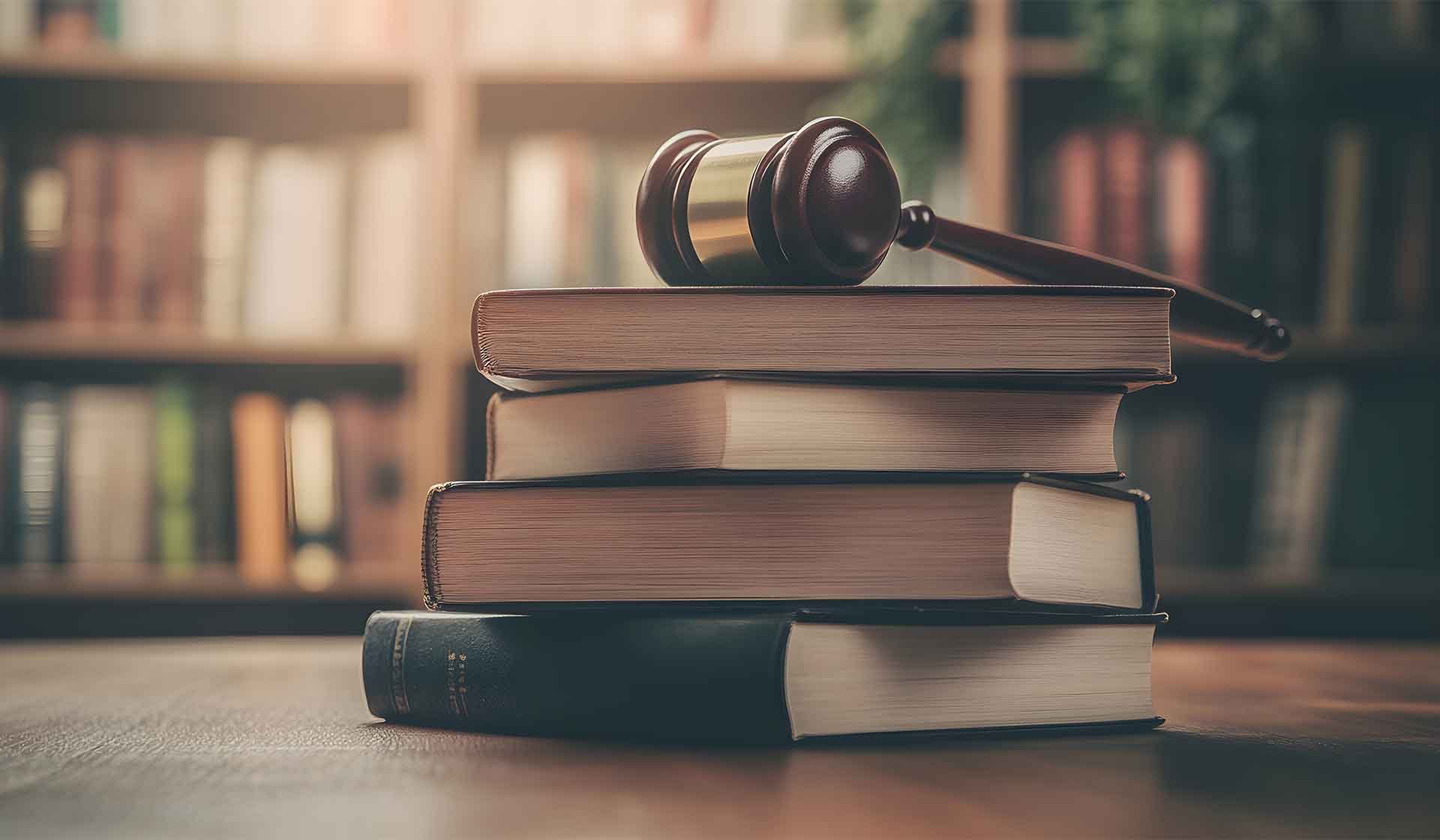 Gesetzesbücher mit Richterhammer – Symbolbild für Steuer- und Sozialversicherungsrecht im Baubetrieb