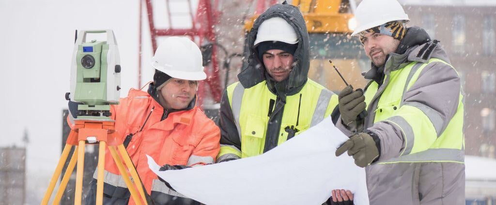 Herausforderungen im Winter: Kurzarbeit und Lohnabrechnung im Bau